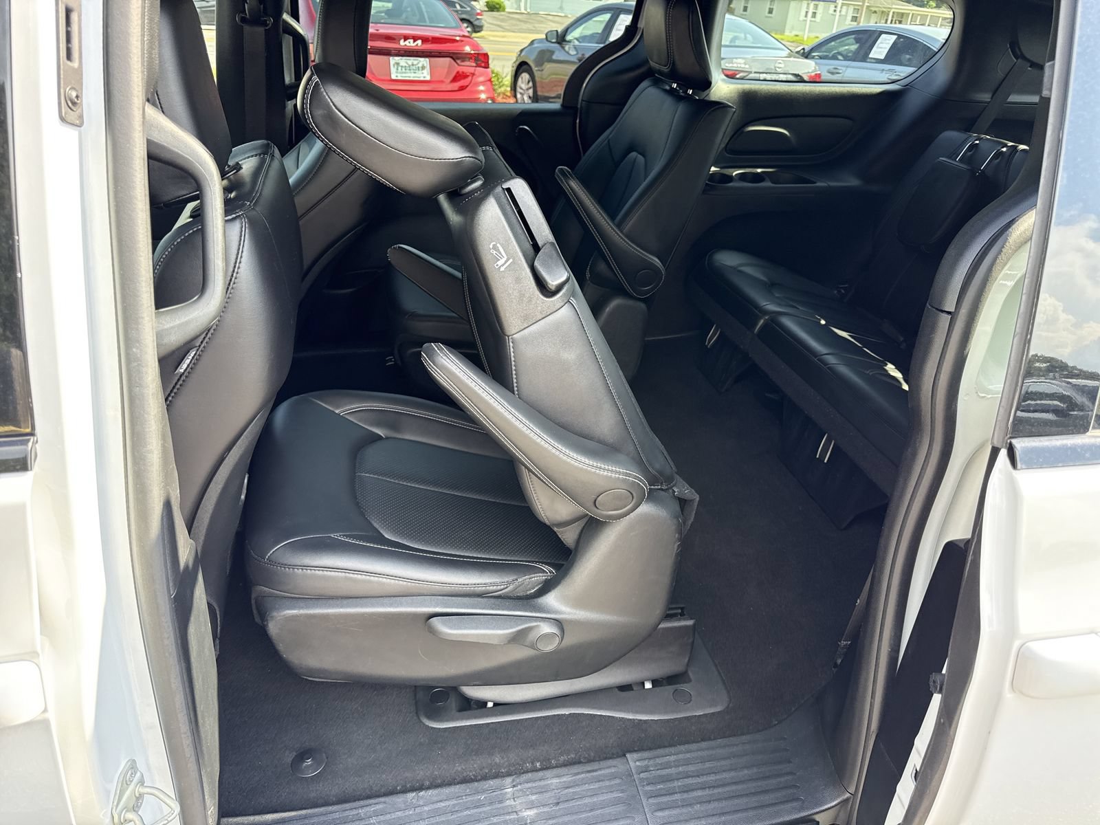 Used 2024 Chrysler Pacifica Limited FWD image 12
