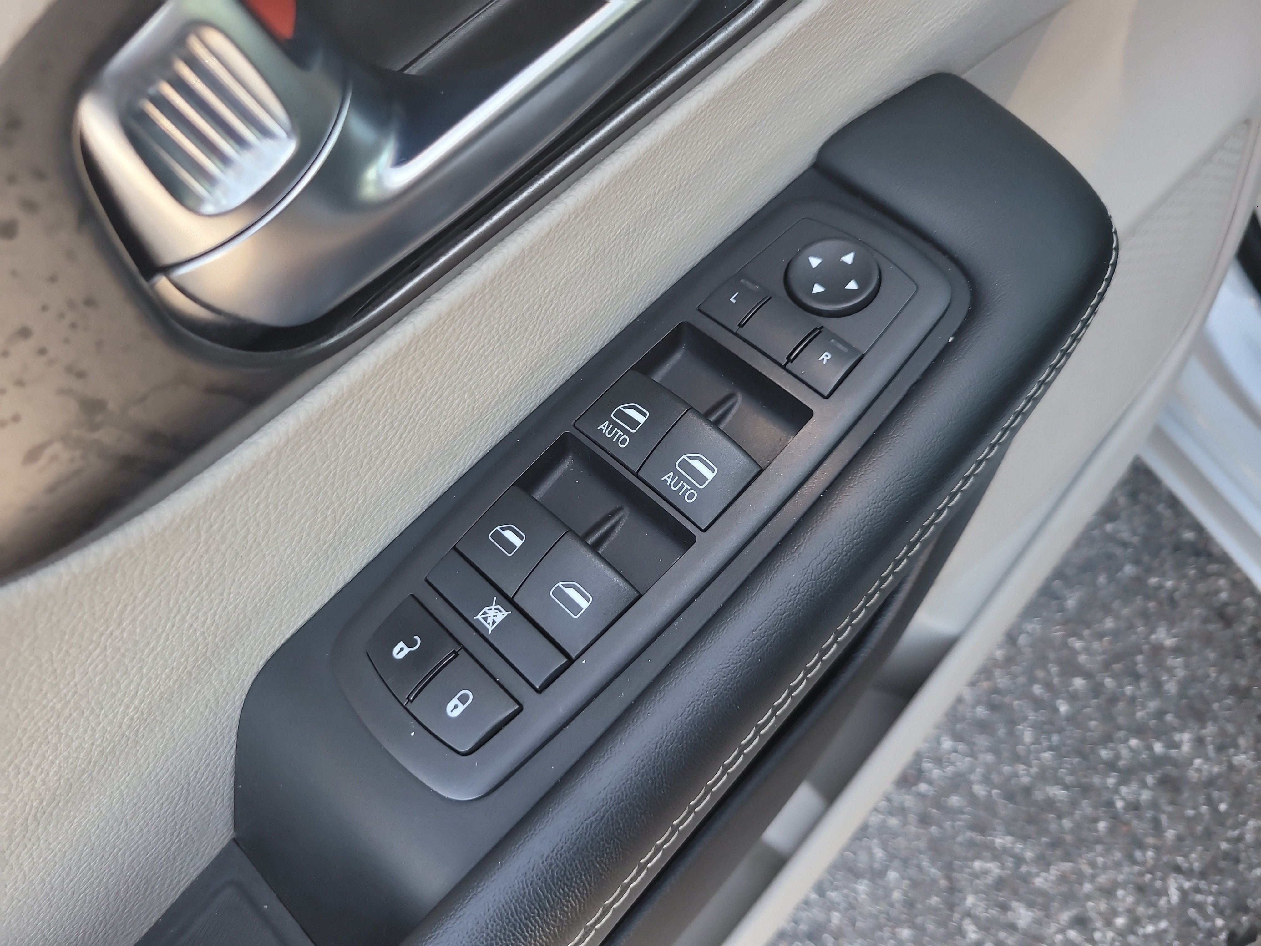 Used 2024 Chrysler Pacifica Touring-L FWD image 15