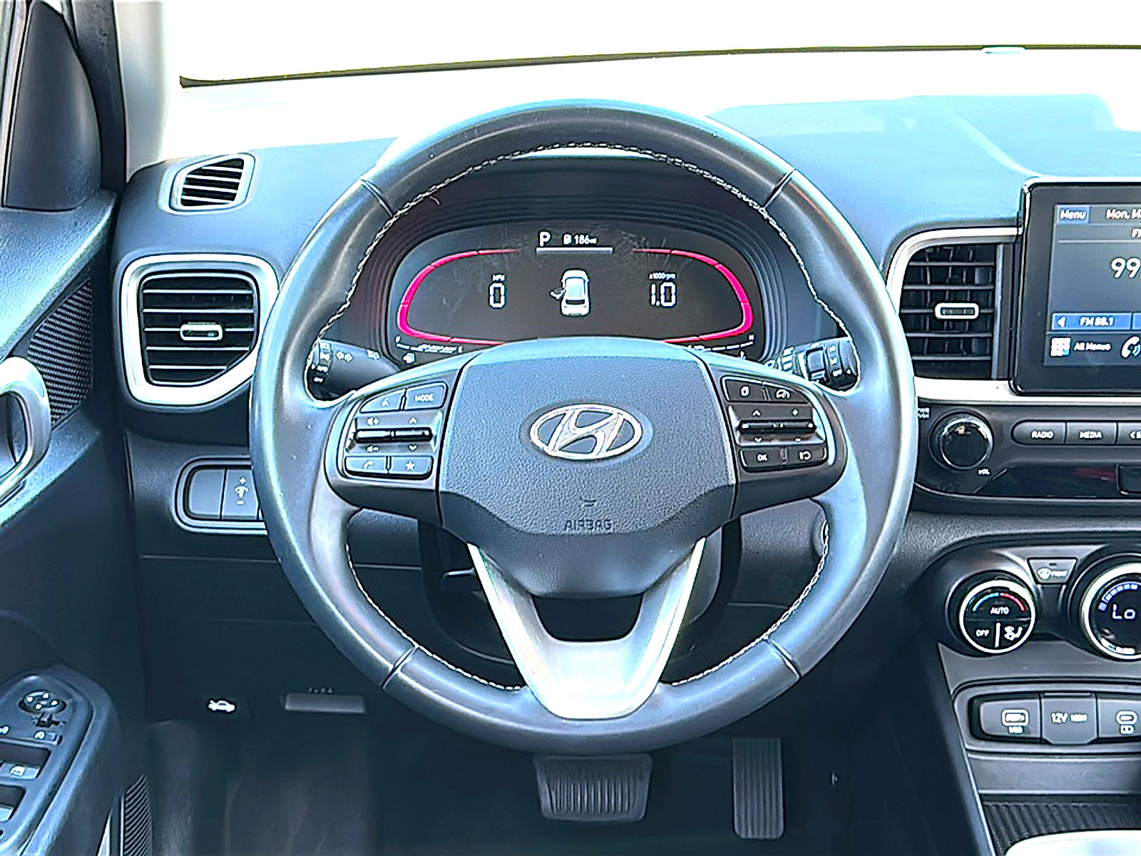 Used 2025 Hyundai Venue SEL image 28