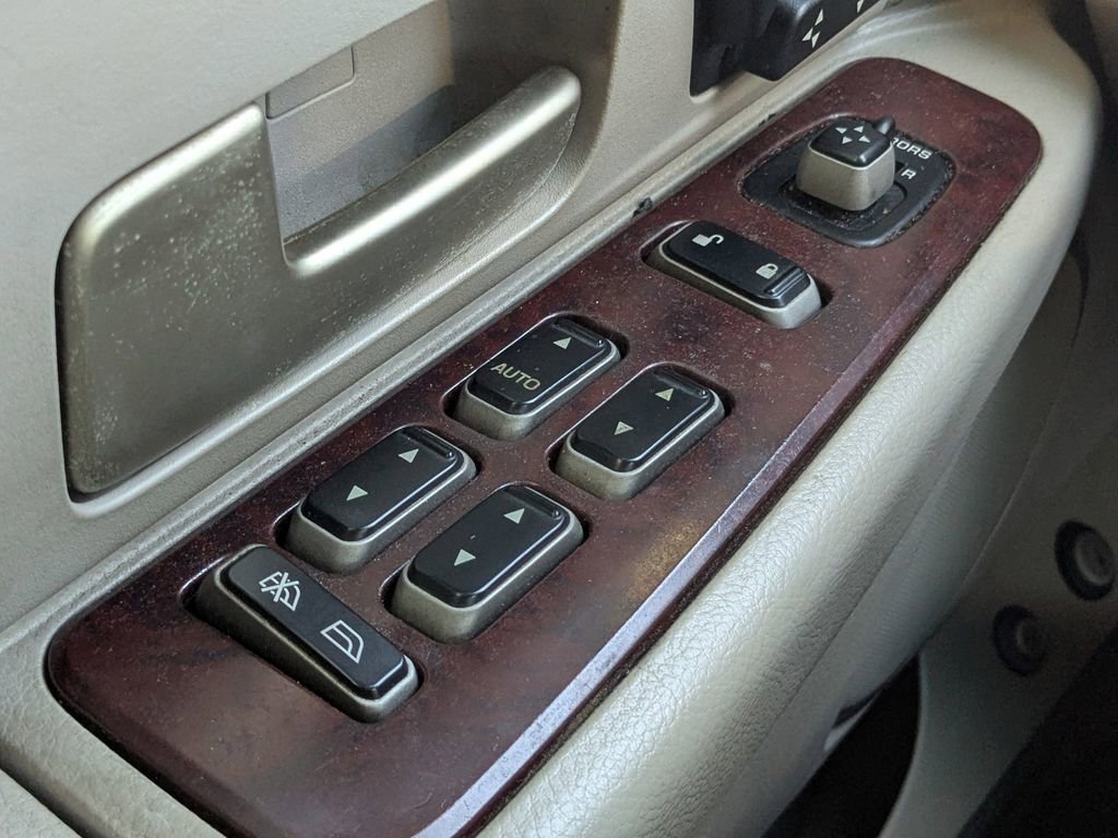 Used 2005 Lincoln Town Car Signature Limited image 21