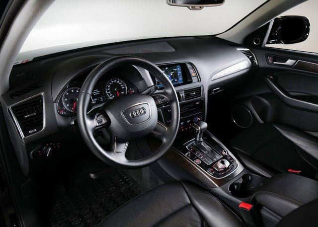 Used 2017 Audi Q5 2.0T Premium Plus w/ Technology Package image 3