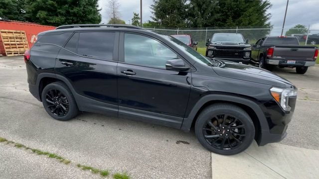 Used 2023 GMC Terrain SLE w/ Driver Convenience Package FWD image 3