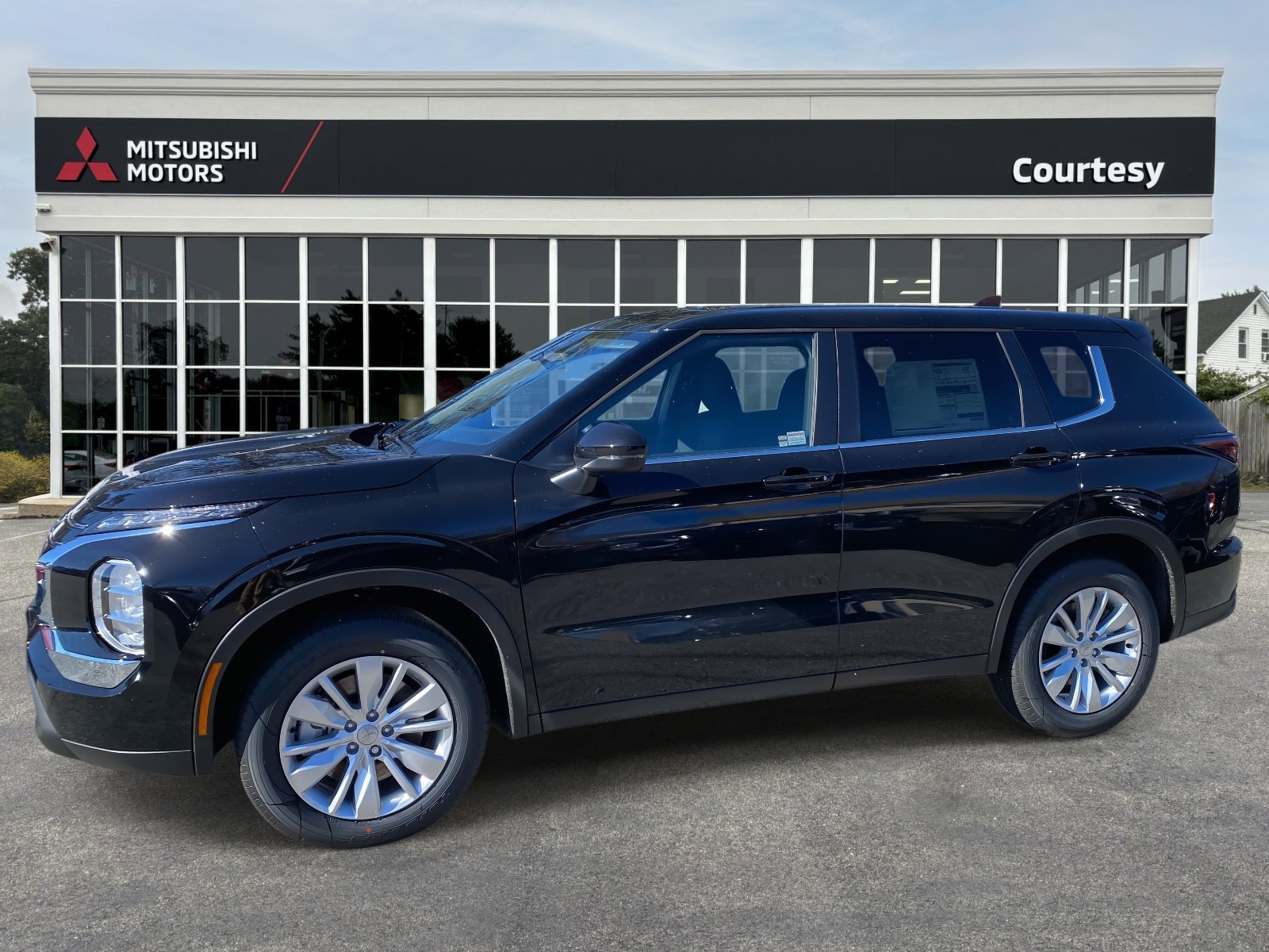 New 2026 Mitsubishi Outlander ES image 2