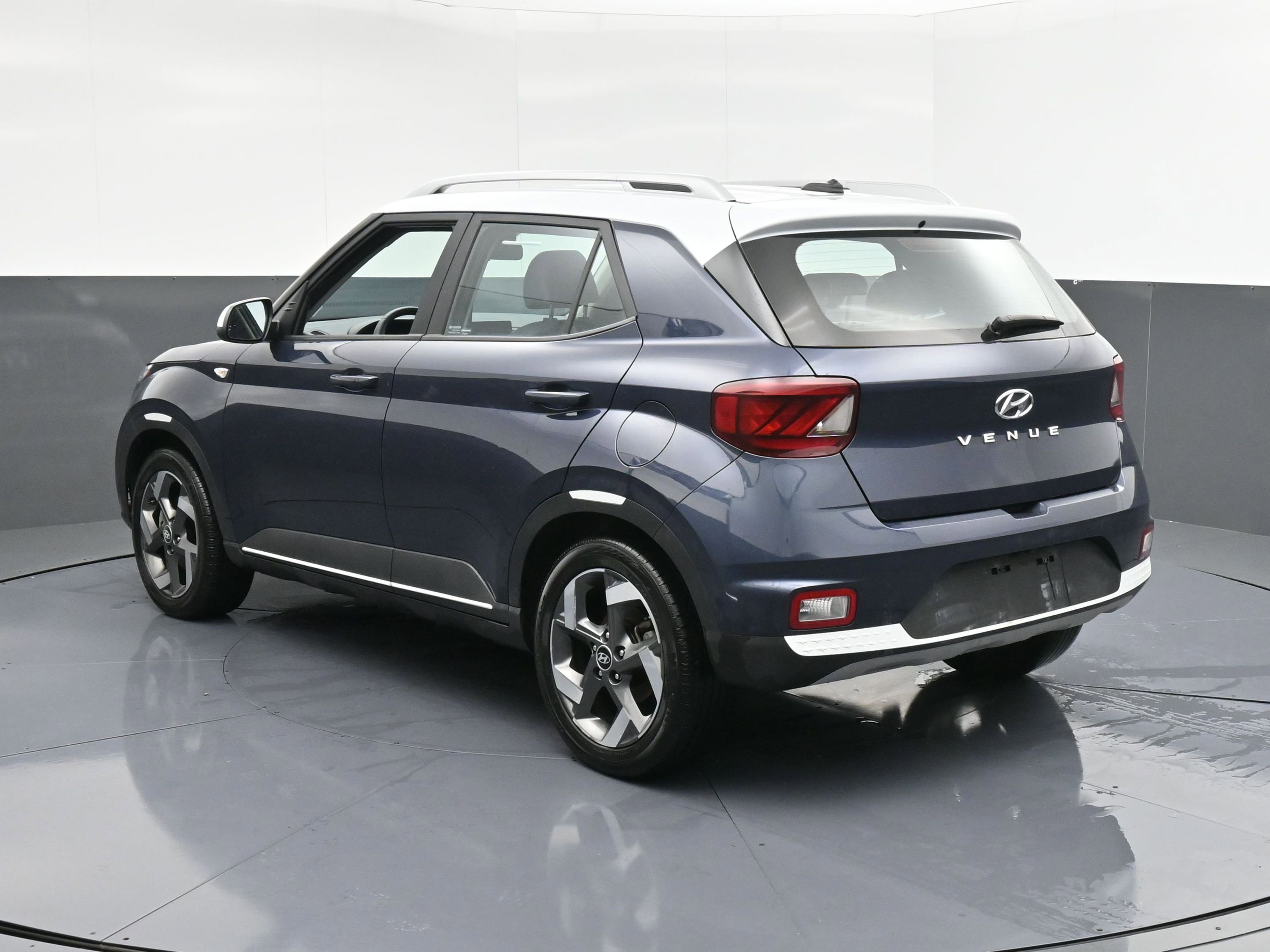 Used 2023 Hyundai Venue Limited w/ Cargo Package image 7