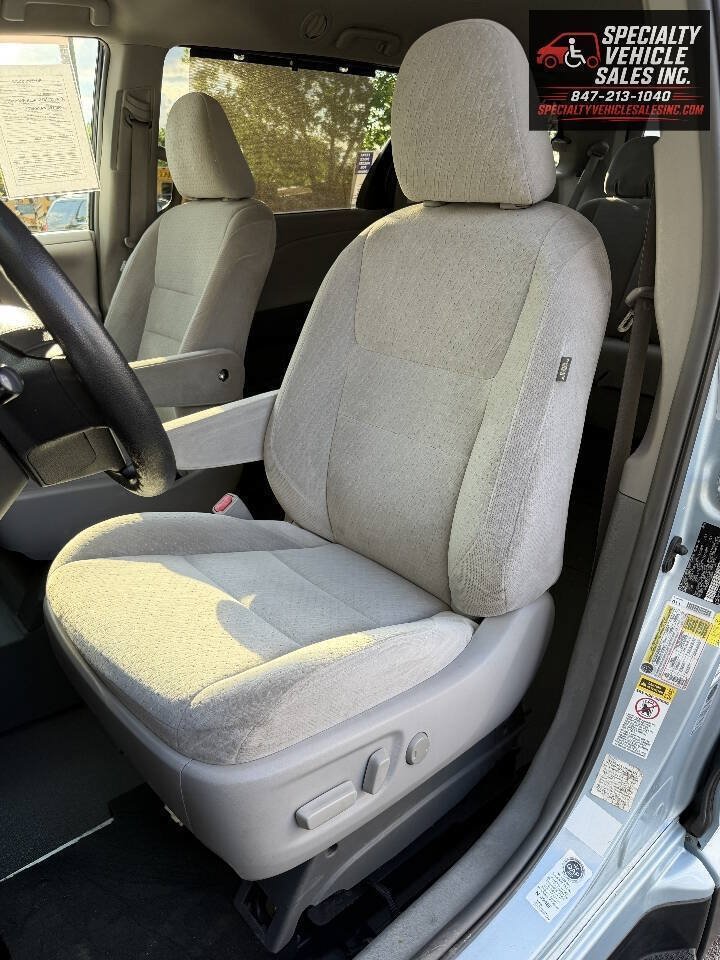 Used 2015 Toyota Sienna LE FWD image 29