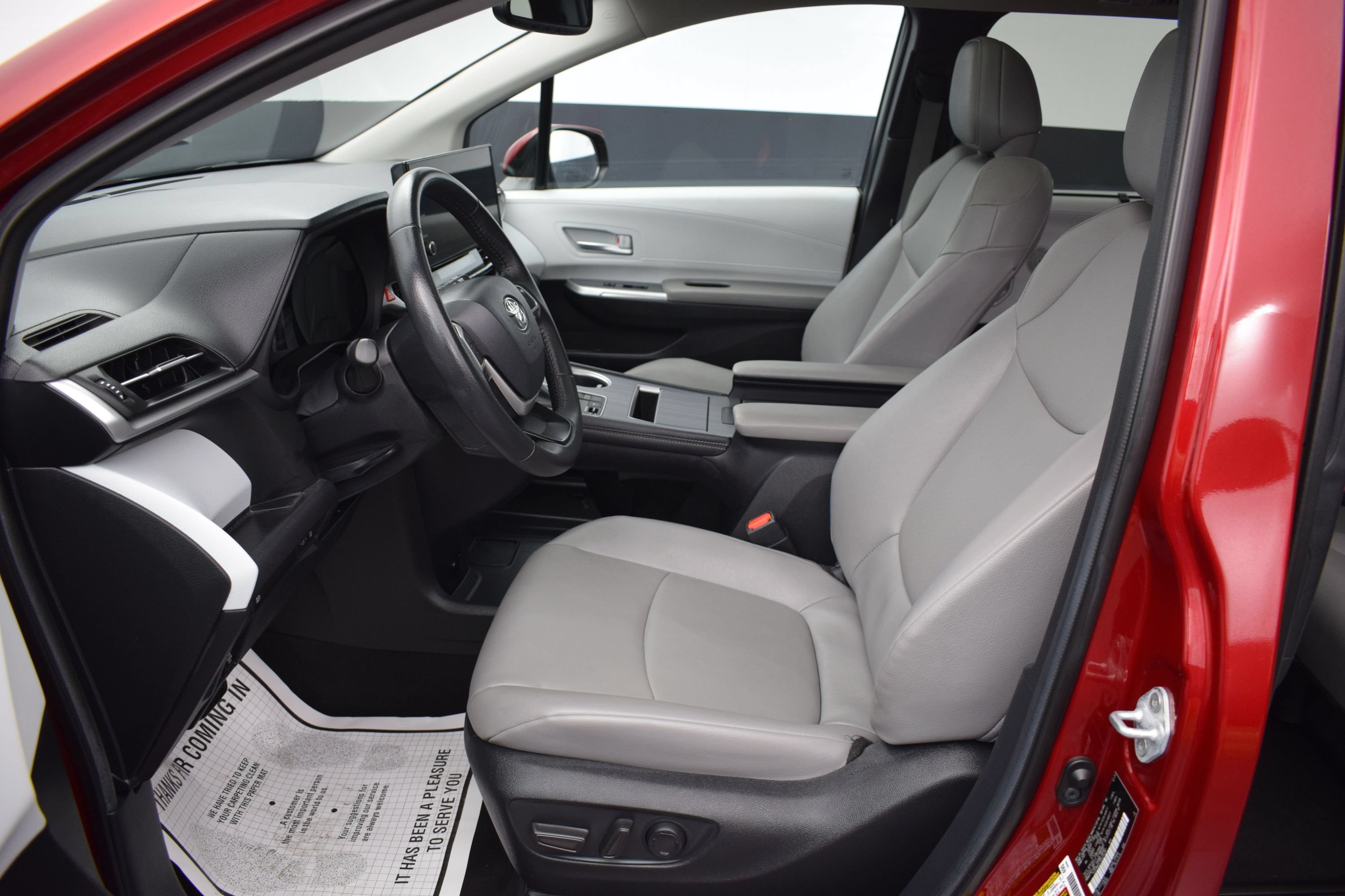 Used 2025 Toyota Sienna XLE FWD image 16