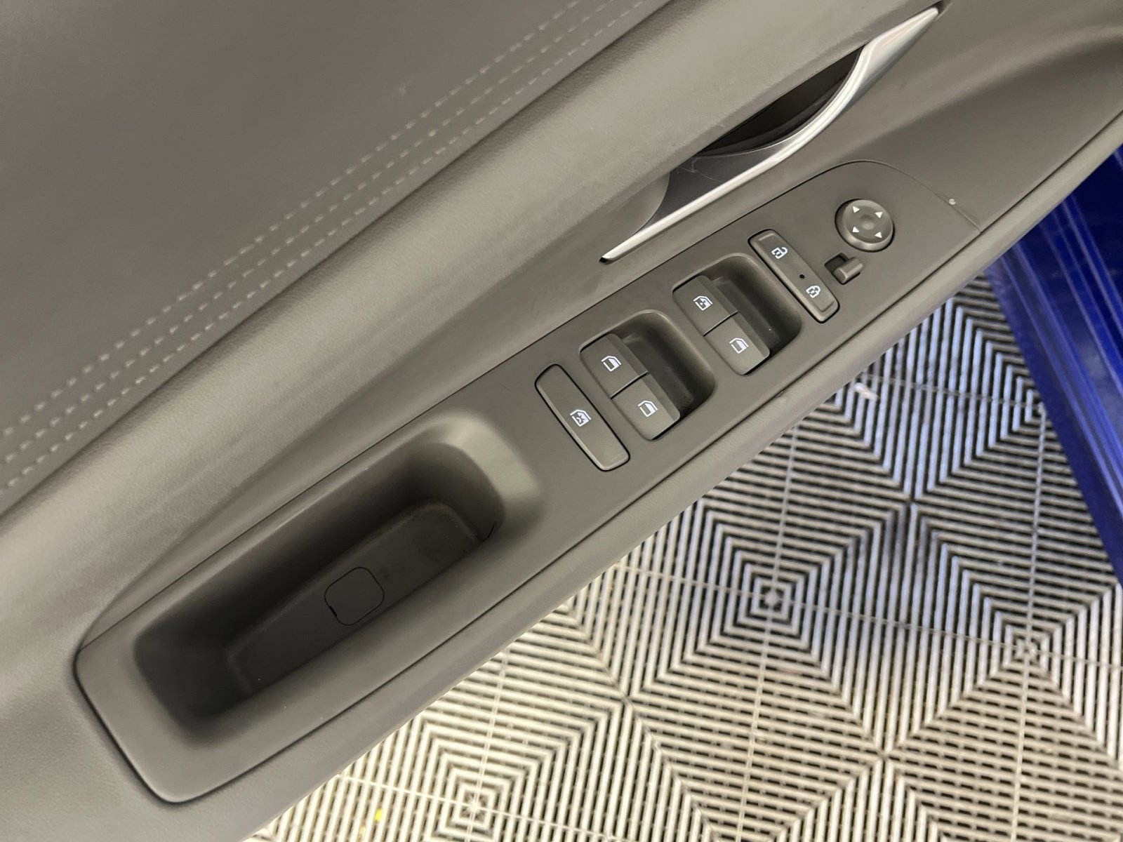 Used 2023 Hyundai Elantra SEL w/ Cargo Package image 14