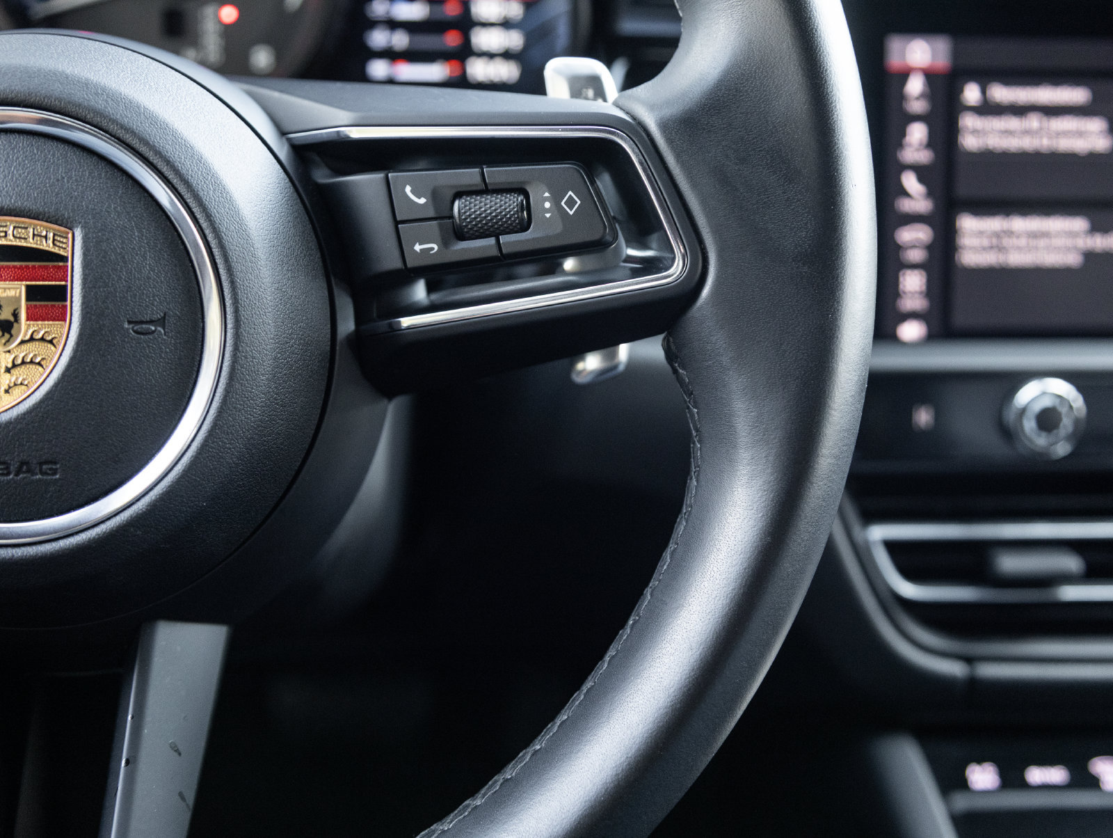 Certified 2023 Porsche Macan AWD/4WD image 16