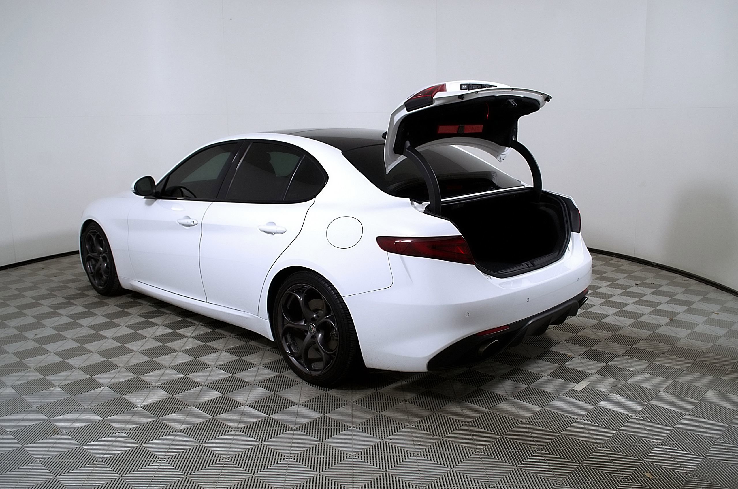 Used 2017 Alfa Romeo Giulia Ti w/ TI 19" Sport Package RWD image 10
