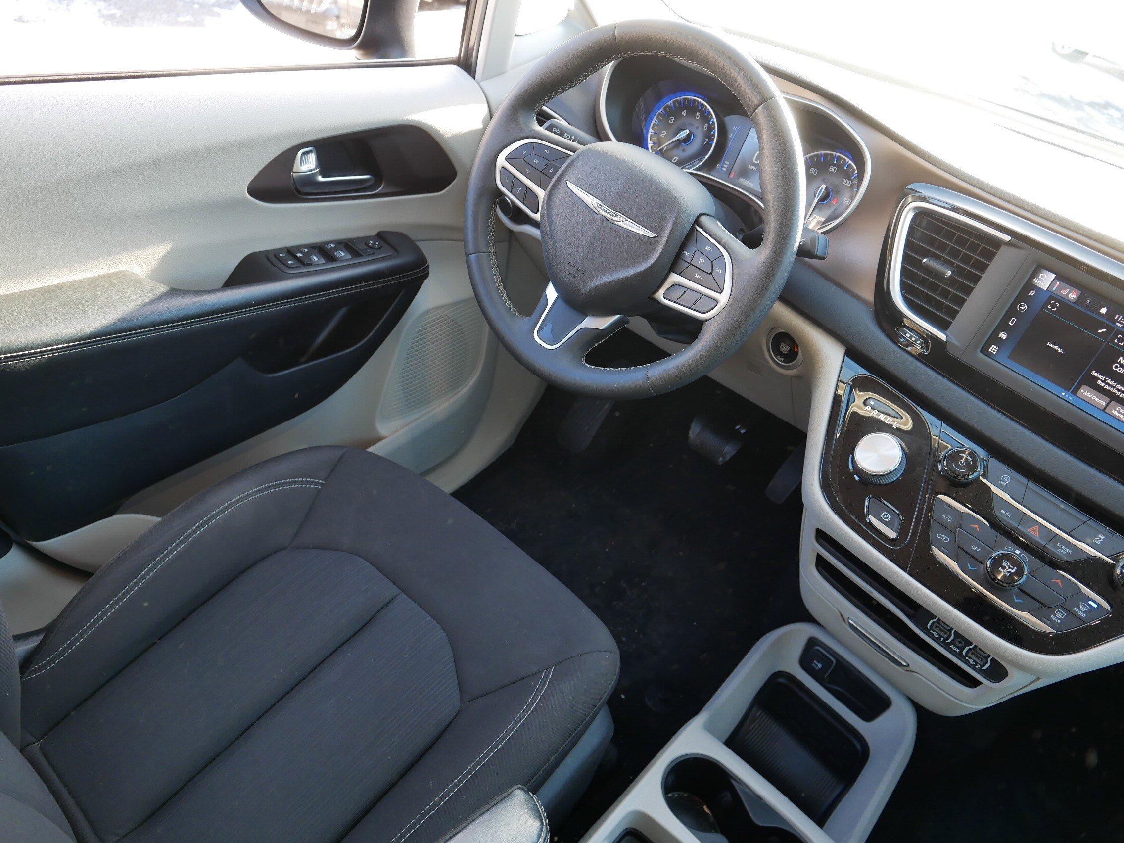 Used 2022 Chrysler Voyager LX image 9