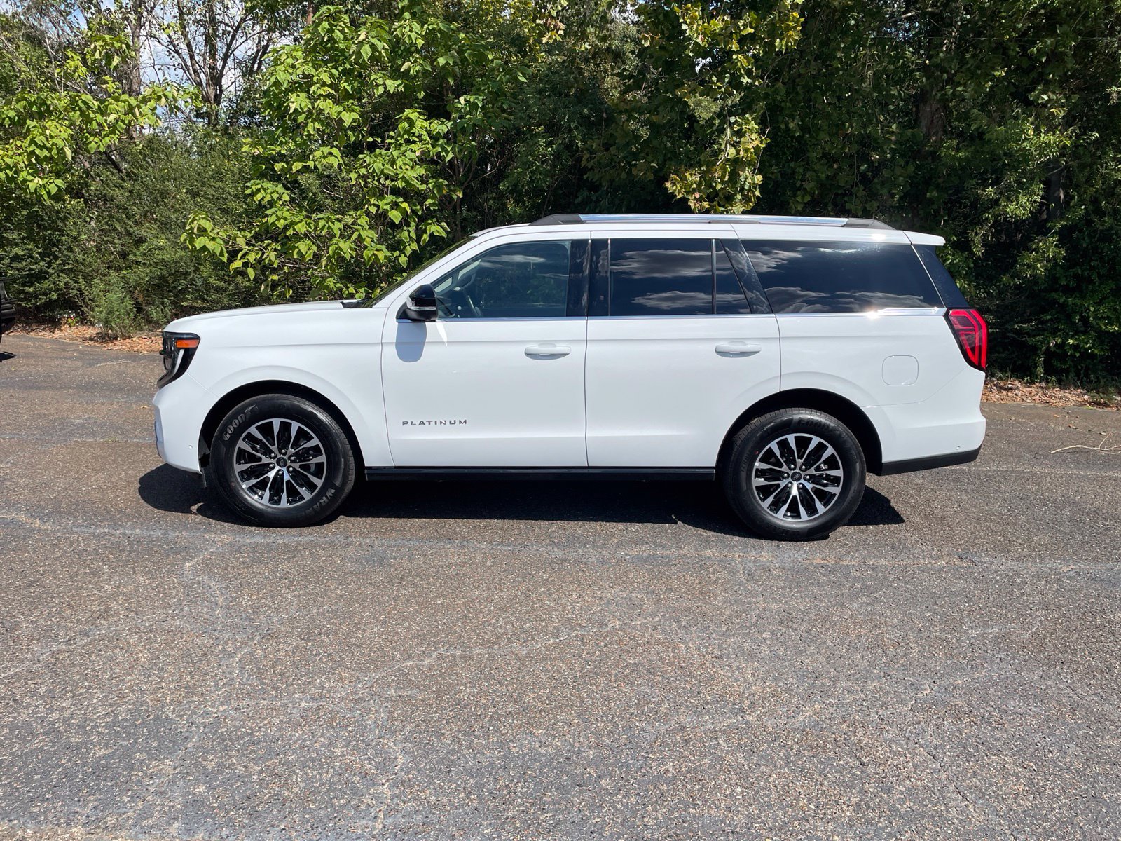 Used 2025 Ford Expedition Platinum AWD/4WD image 2