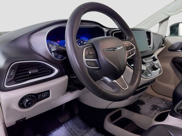 Used 2022 Chrysler Pacifica Touring-L image 9