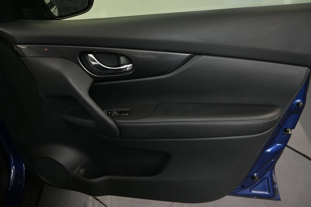 Used 2017 Nissan Rogue SV FWD image 15