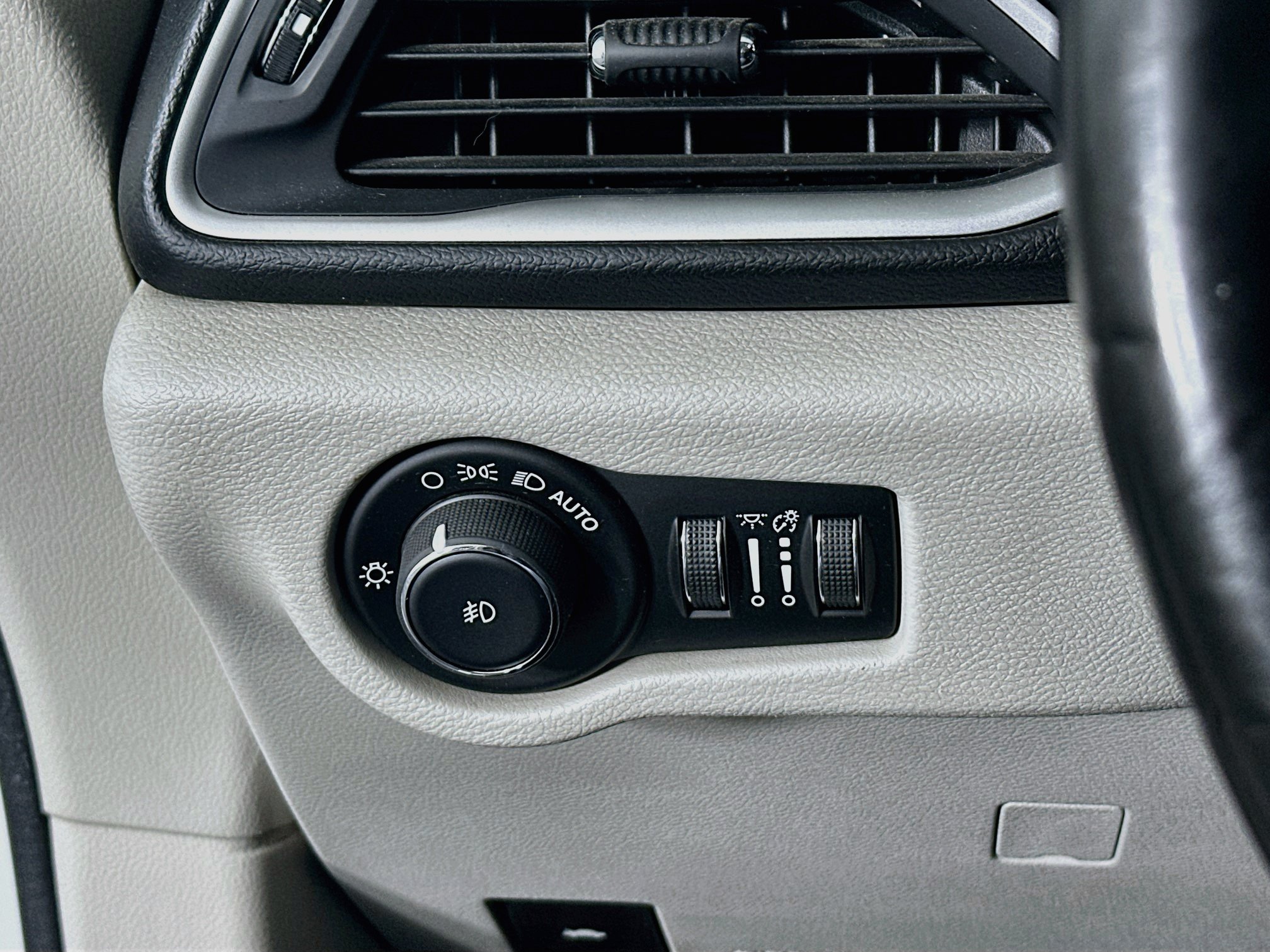 Used 2019 Chrysler Pacifica Touring-L FWD image 17