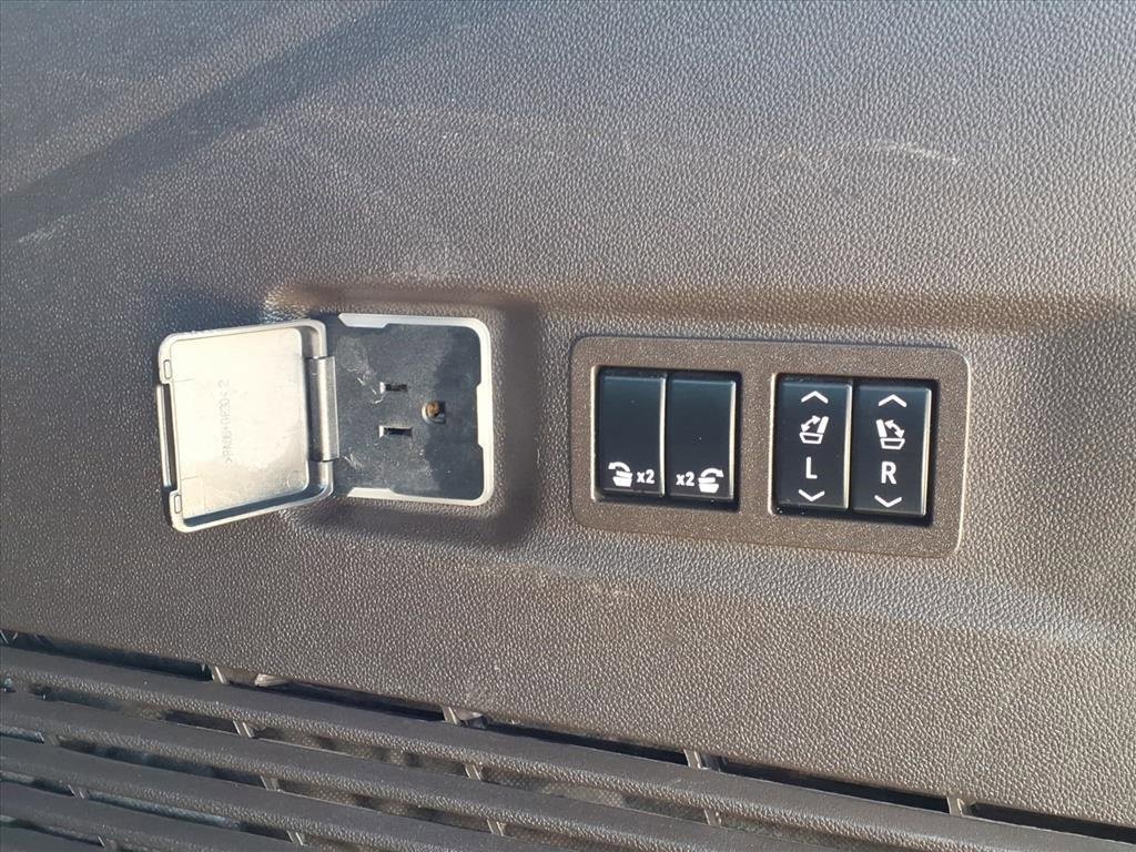 Used 2022 GMC Yukon XL Denali image 10