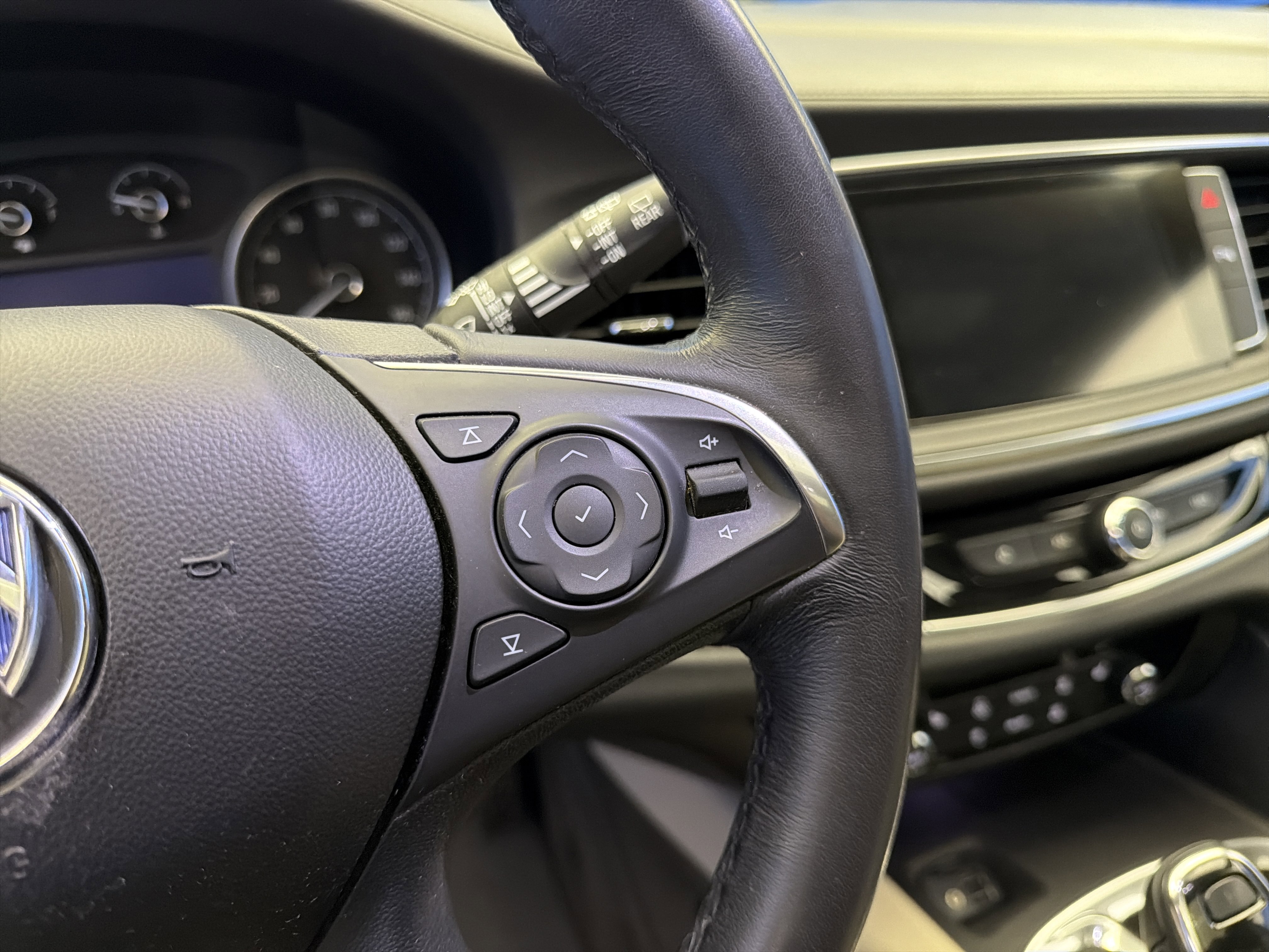 Used 2020 Buick Enclave Essence w/ Sound and Sites Package AWD/4WD image 17