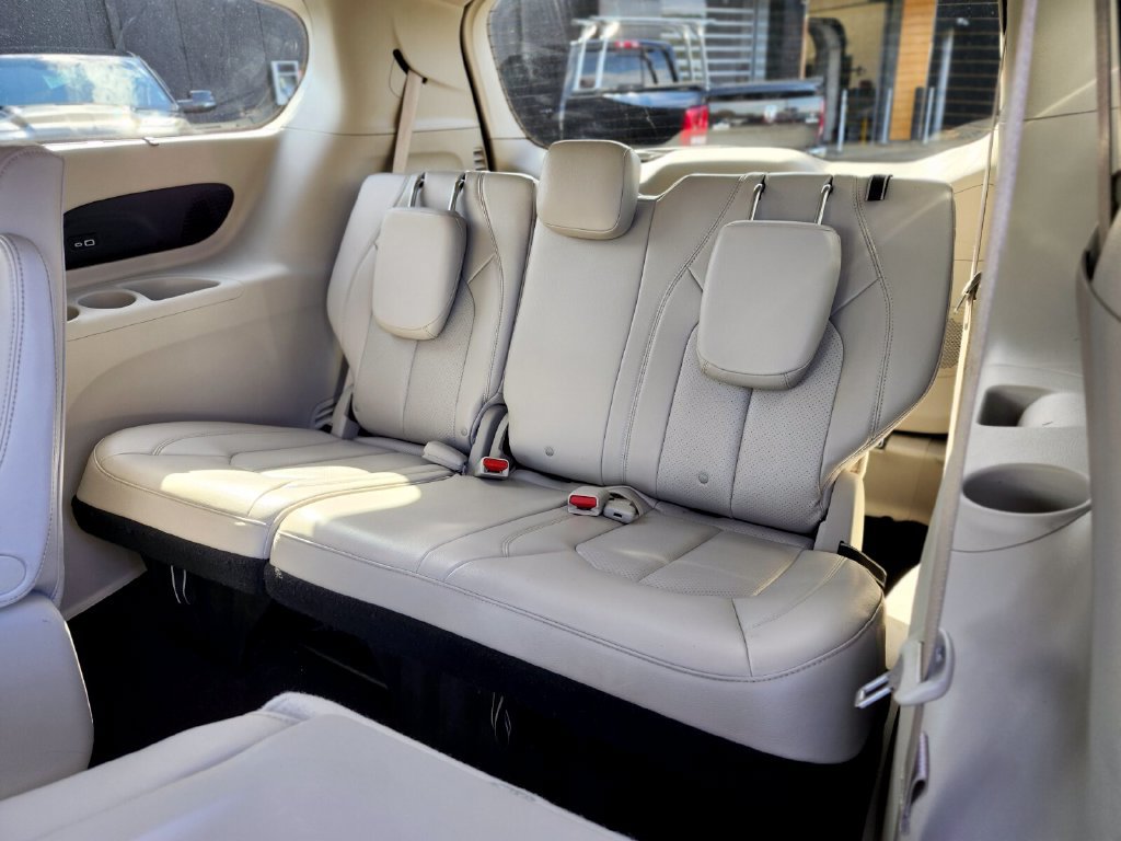 Used 2021 Chrysler Pacifica Touring-L w/ Uconnect Theater Family Group FWD image 17