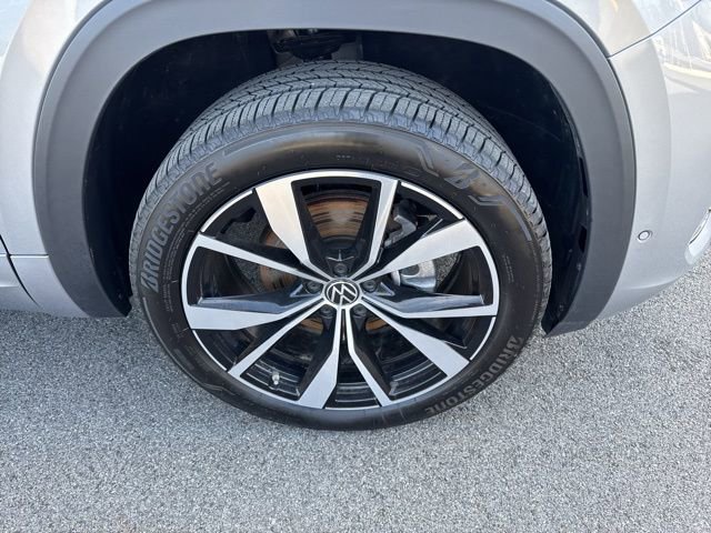 Certified 2025 Volkswagen Atlas SEL Premium R-Line image 32