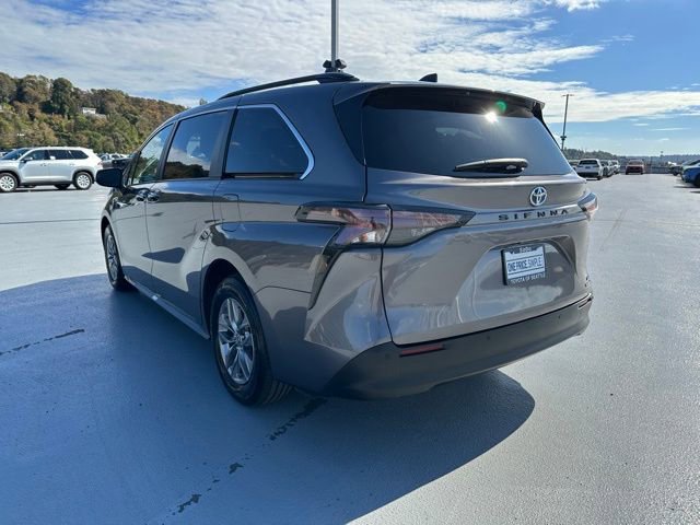 Used 2023 Toyota Sienna XLE image 5