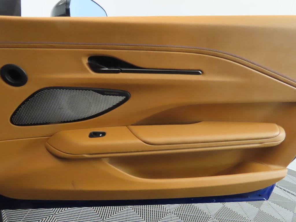 Used 2025 Aston Martin V8 Vantage Coupe image 24