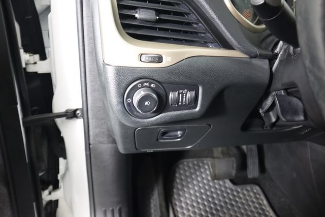 Used 2014 Jeep Cherokee Latitude w/ Cold Weather Group AWD/4WD image 33