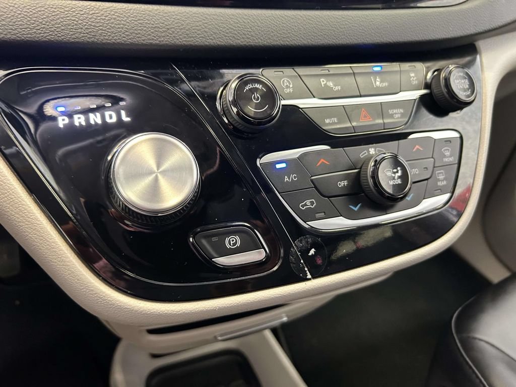 Used 2024 Chrysler Pacifica Touring-L FWD image 22