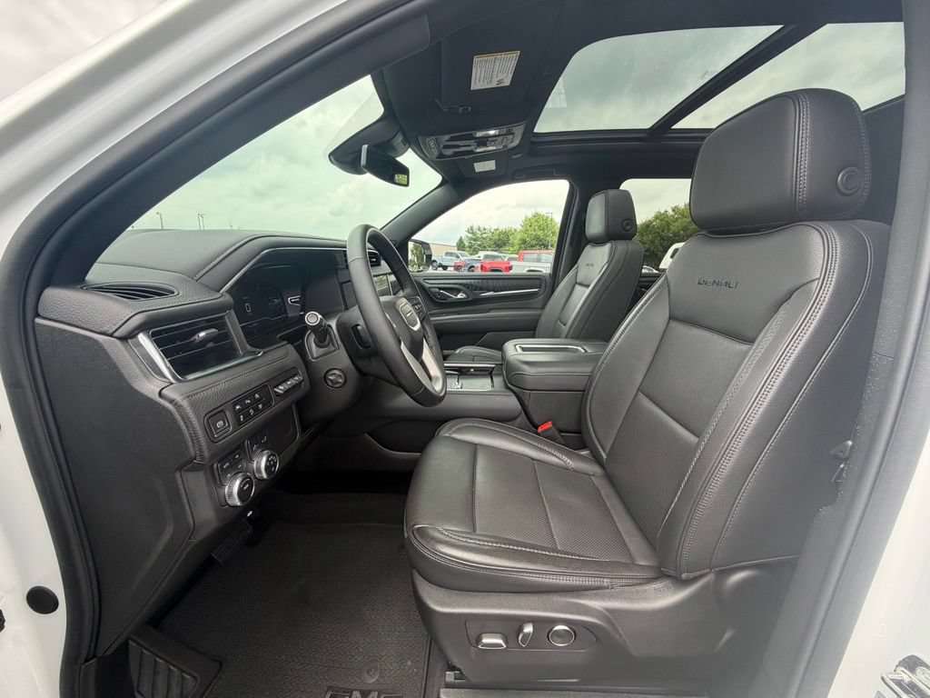 Used 2023 GMC Yukon XL Denali AWD/4WD image 2