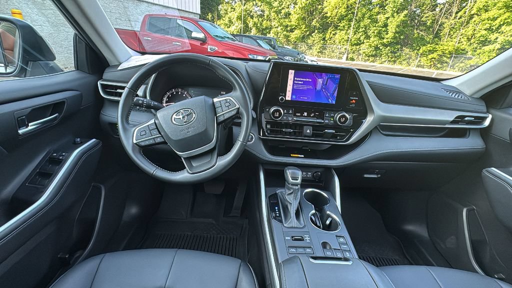 Used 2025 Toyota Highlander XLE AWD/4WD image 8