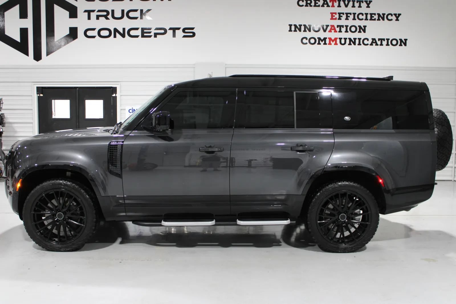 Used 2023 Land Rover Defender 130 X-Dynamic SE AWD/4WD image 4