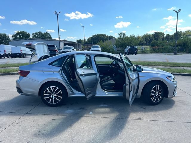 Used 2025 Volkswagen Jetta SE FWD image 12