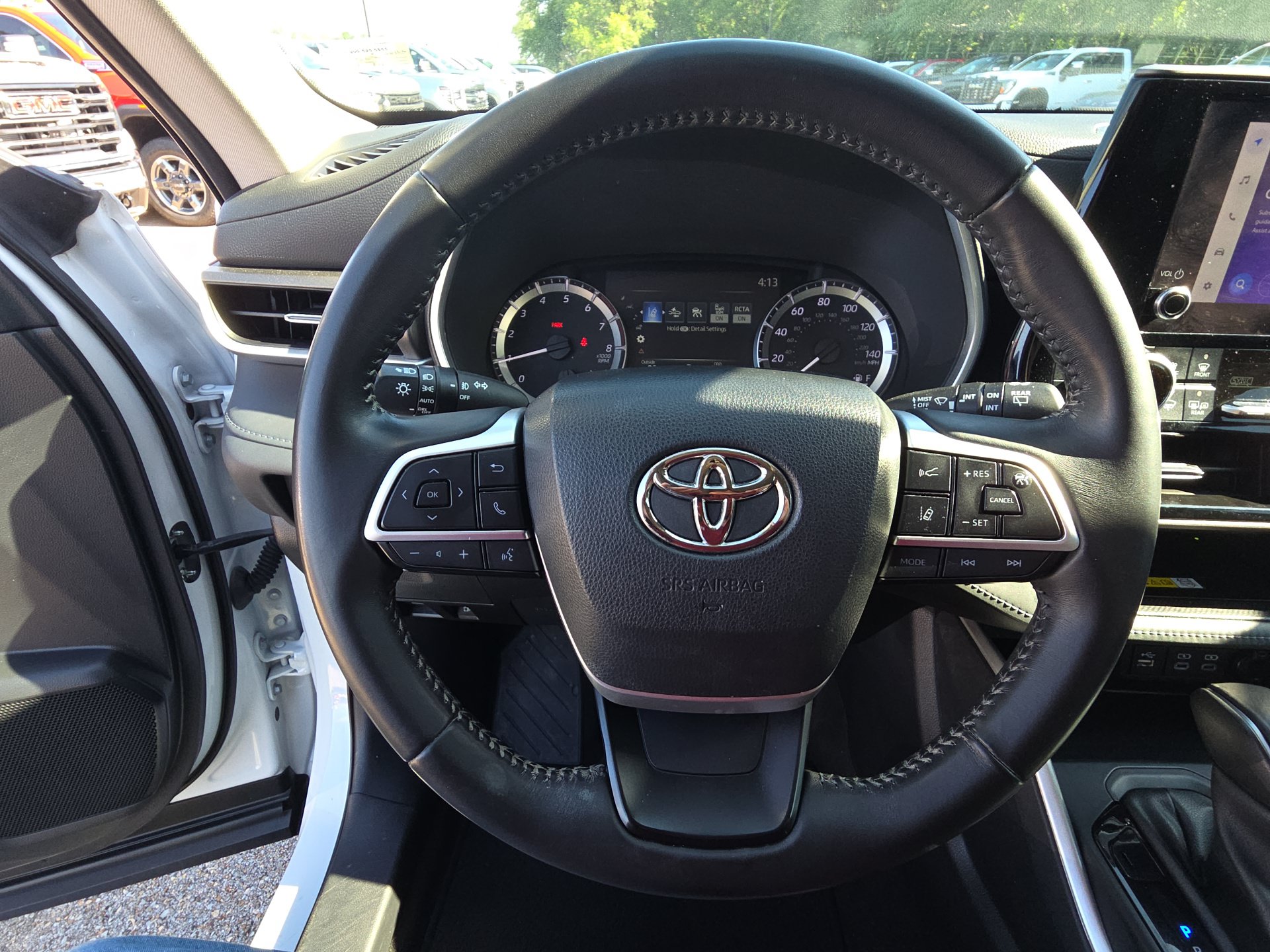 Used 2023 Toyota Highlander XLE AWD/4WD image 17
