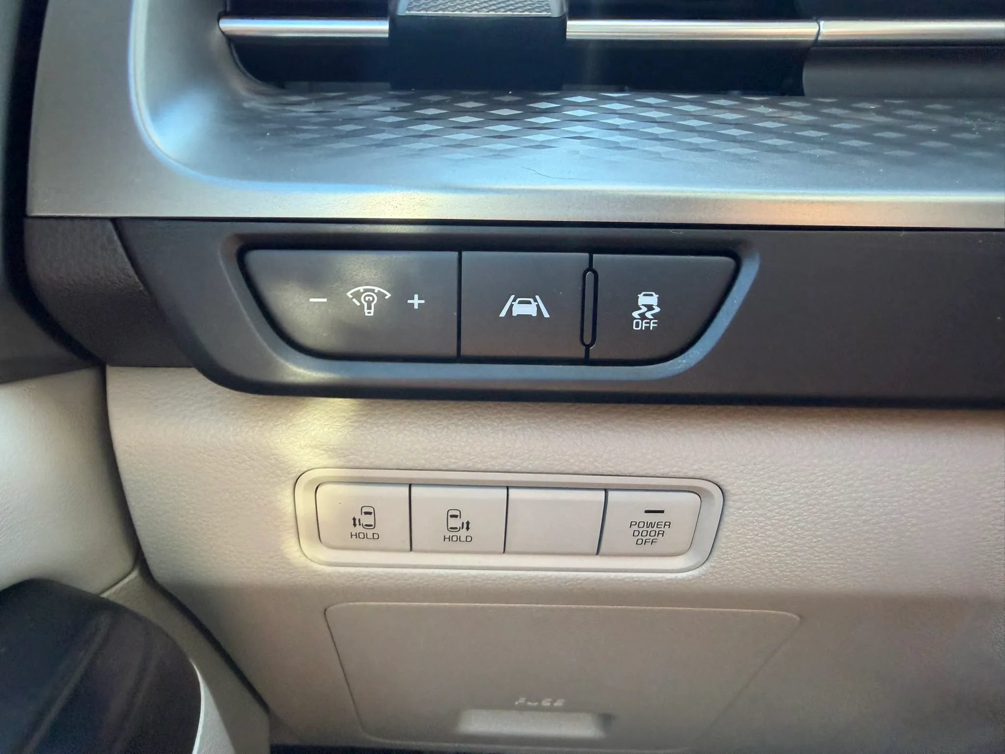 Used 2023 Kia Carnival LX FWD image 17