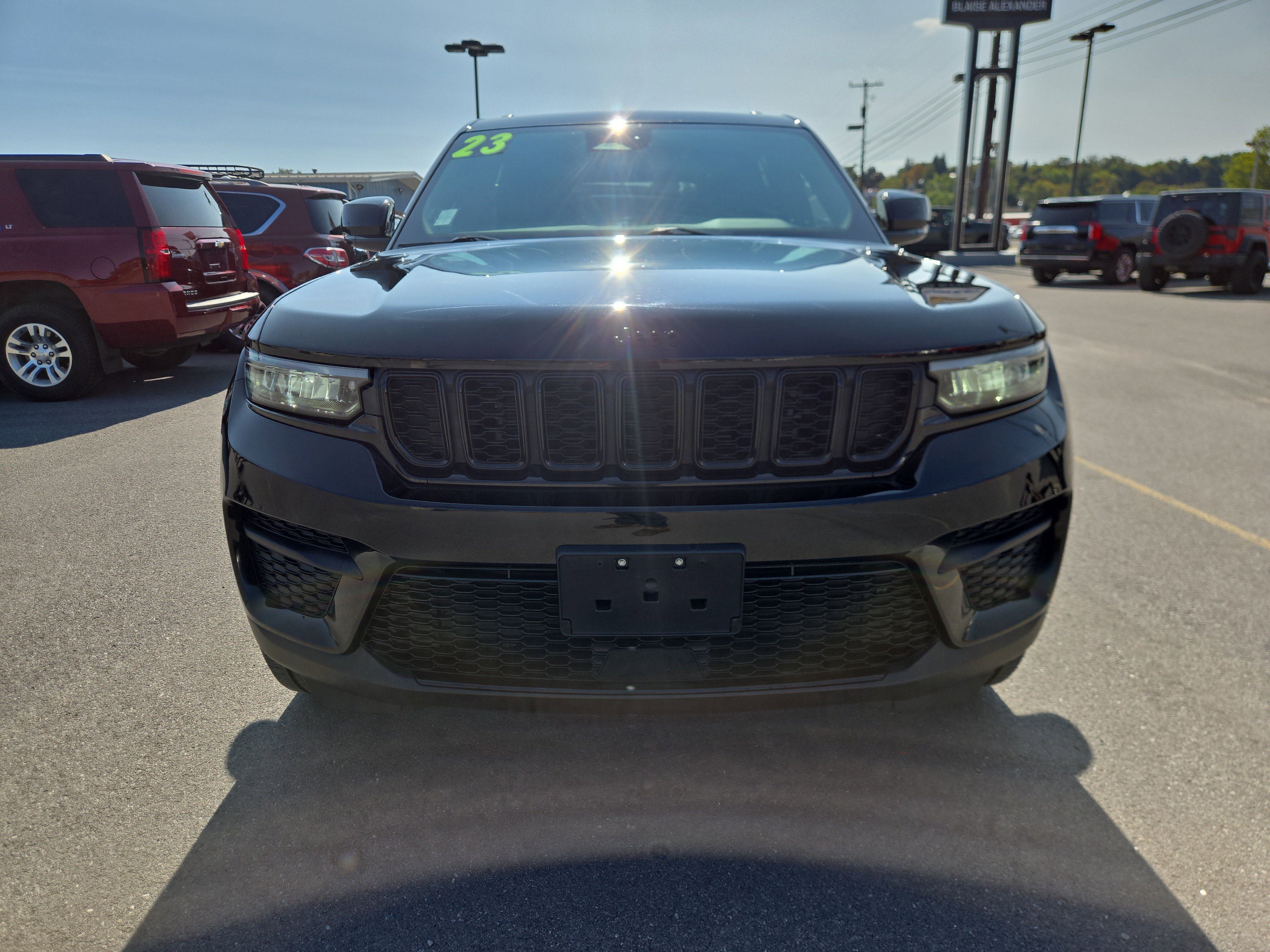 Used 2023 Jeep Grand Cherokee Altitude image 9