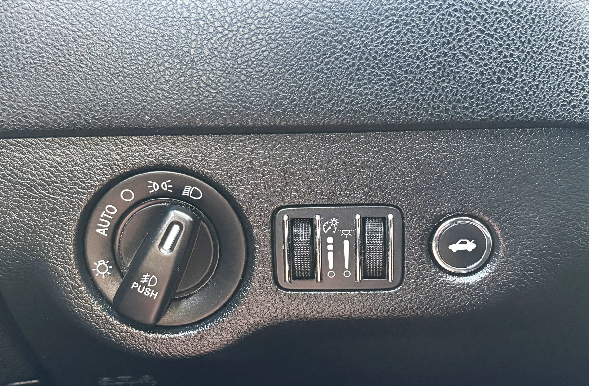 Used 2015 Dodge Charger SXT RWD image 18