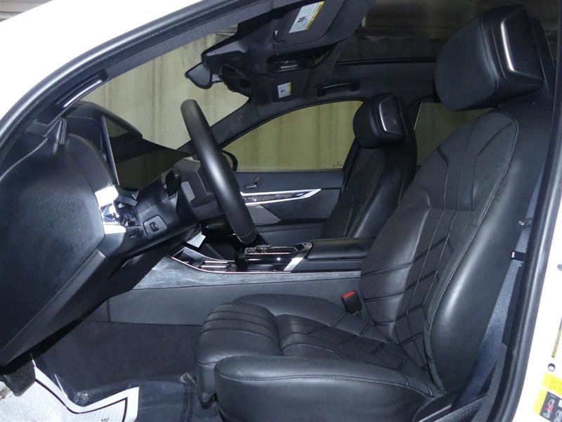 Used 2023 BMW i7 xDrive60 image 28