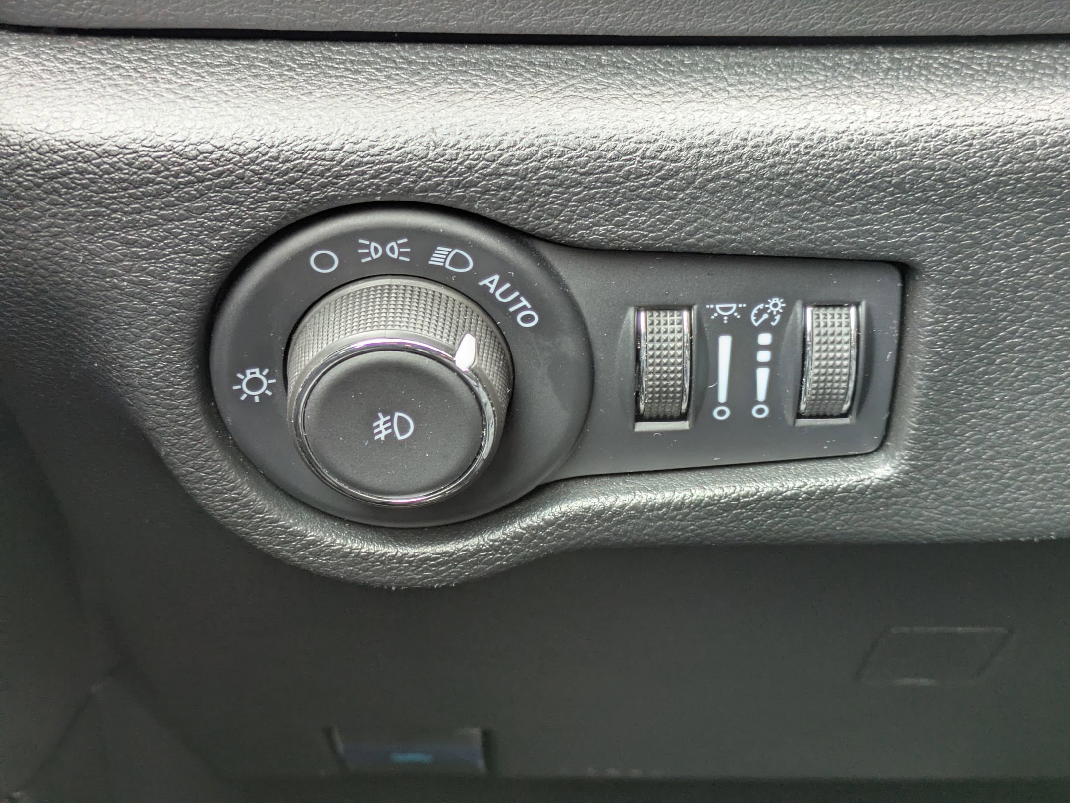 Used 2025 Chrysler Pacifica Select image 18