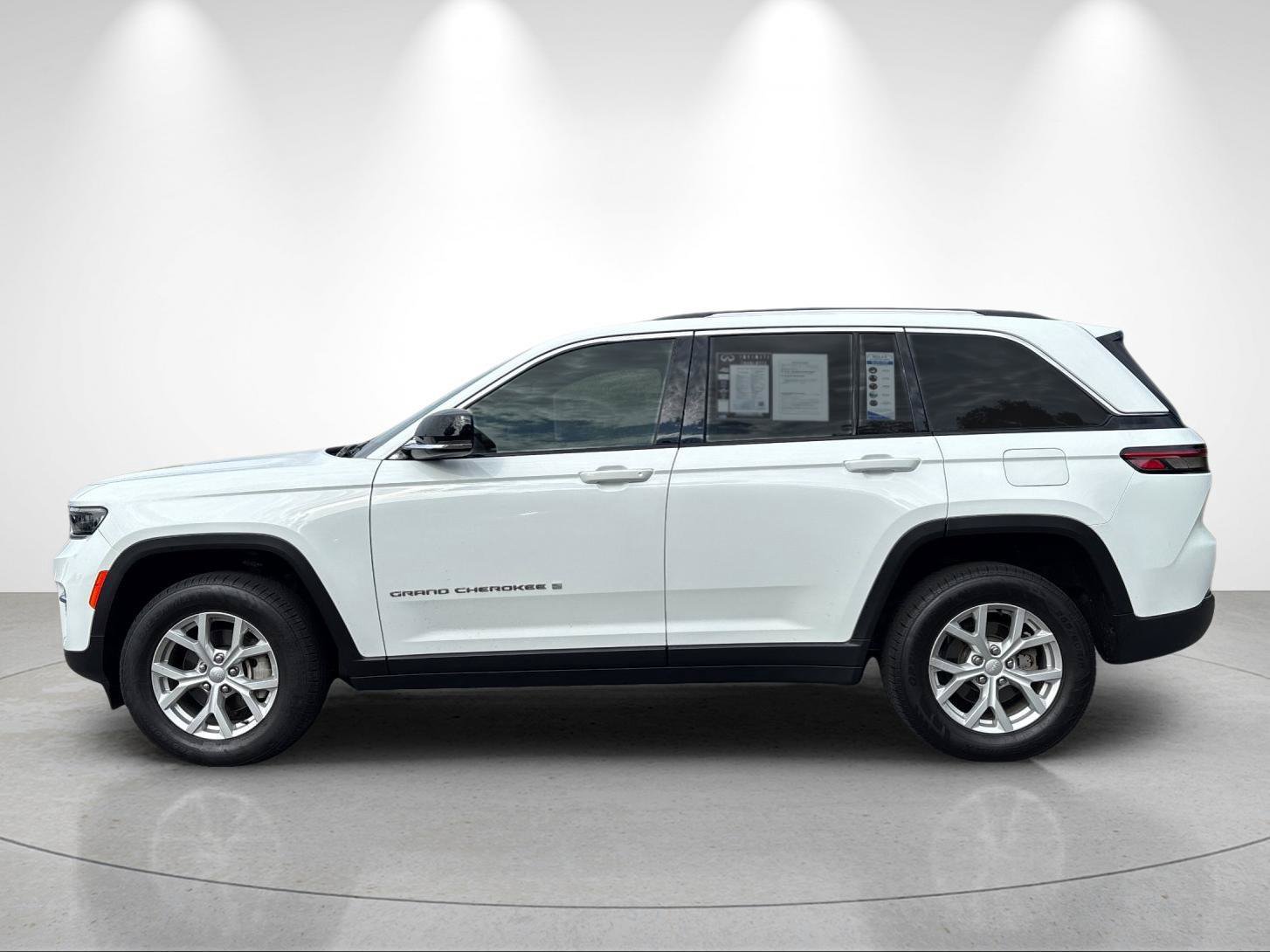 Used 2023 Jeep Grand Cherokee Limited AWD/4WD image 2