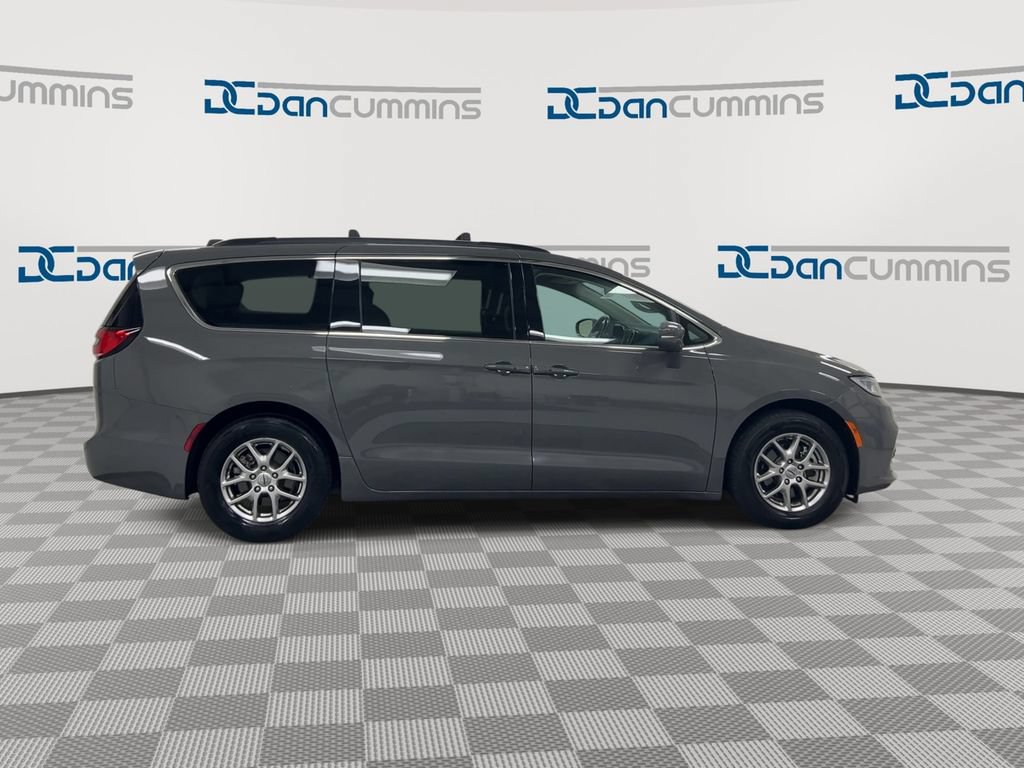 Used 2021 Chrysler Pacifica Touring w/ Uconnect Theater Family Group FWD image 9