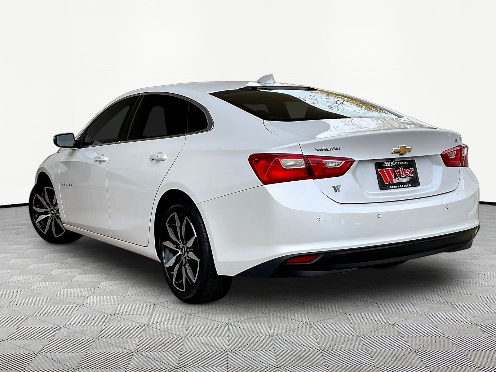 Used 2017 Chevrolet Malibu LT w/ Leather Package FWD image 4