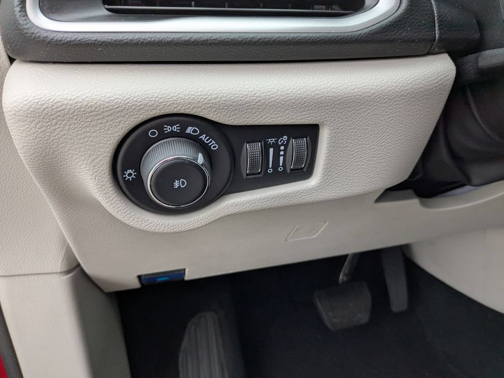 Used 2024 Chrysler Pacifica Touring-L FWD image 23