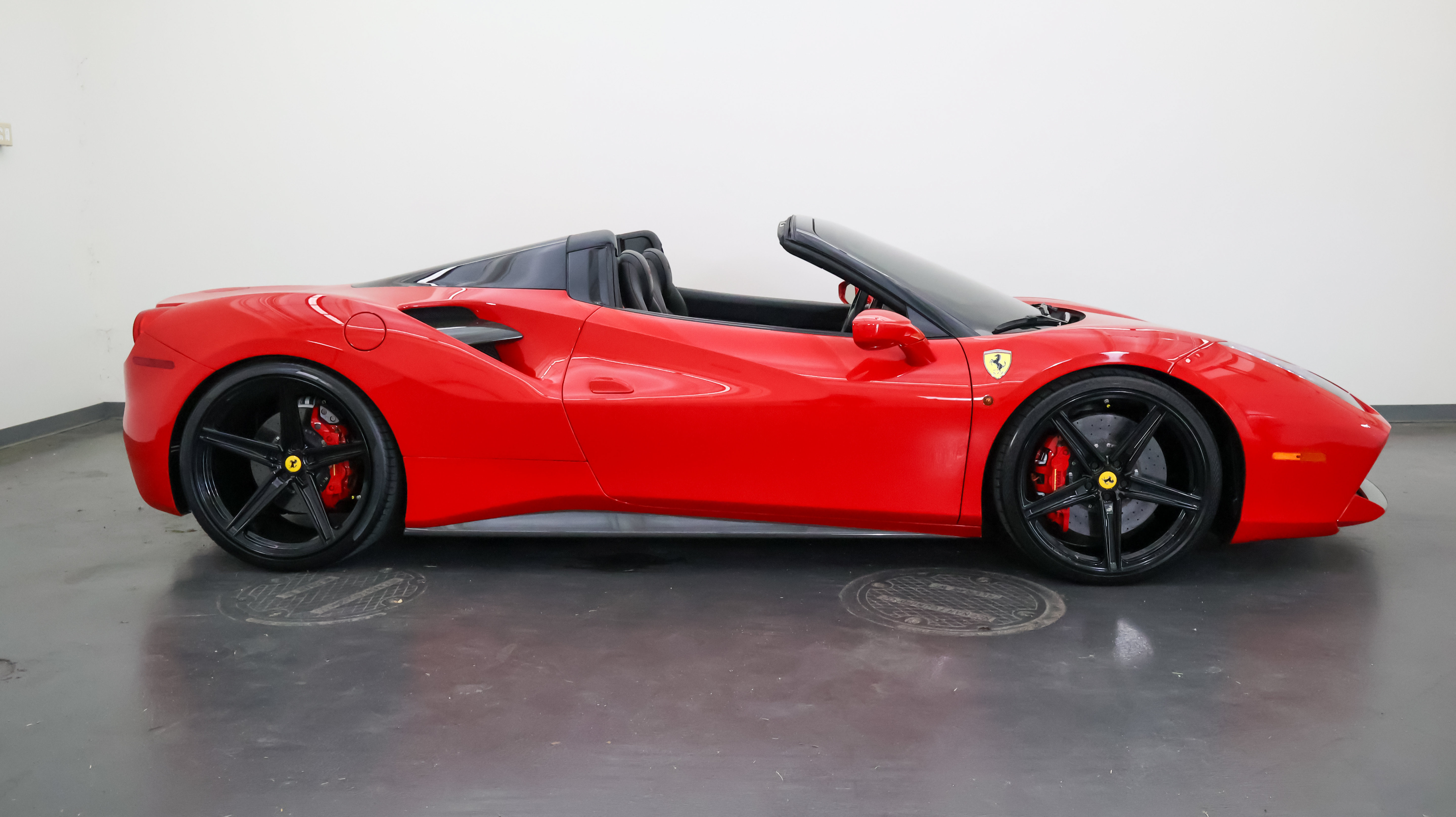 Used 2019 Ferrari 488 Spider RWD image 3