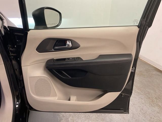 Used 2023 Chrysler Pacifica Touring-L FWD image 26