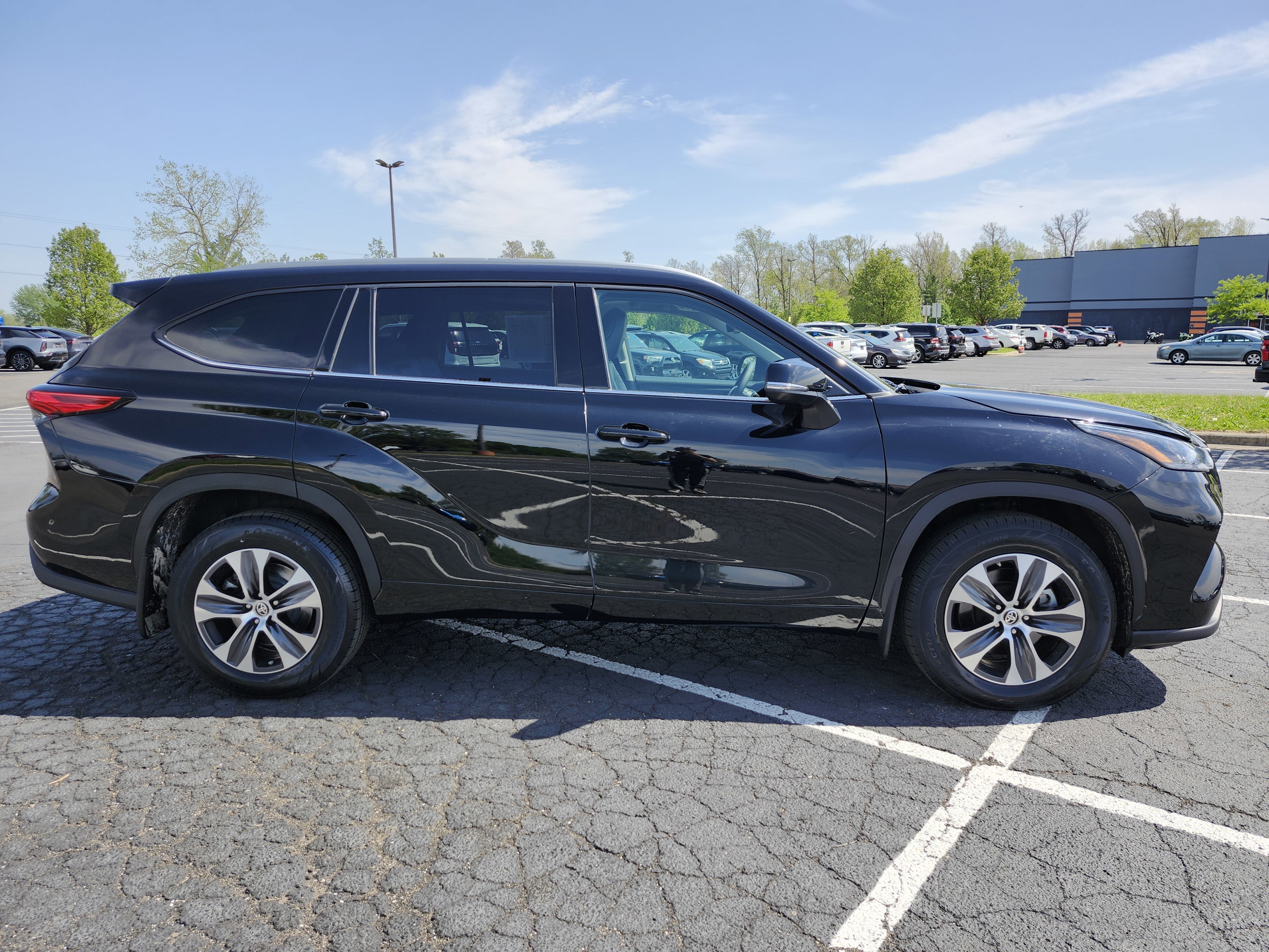 Used 2022 Toyota Highlander XLE AWD/4WD image 21