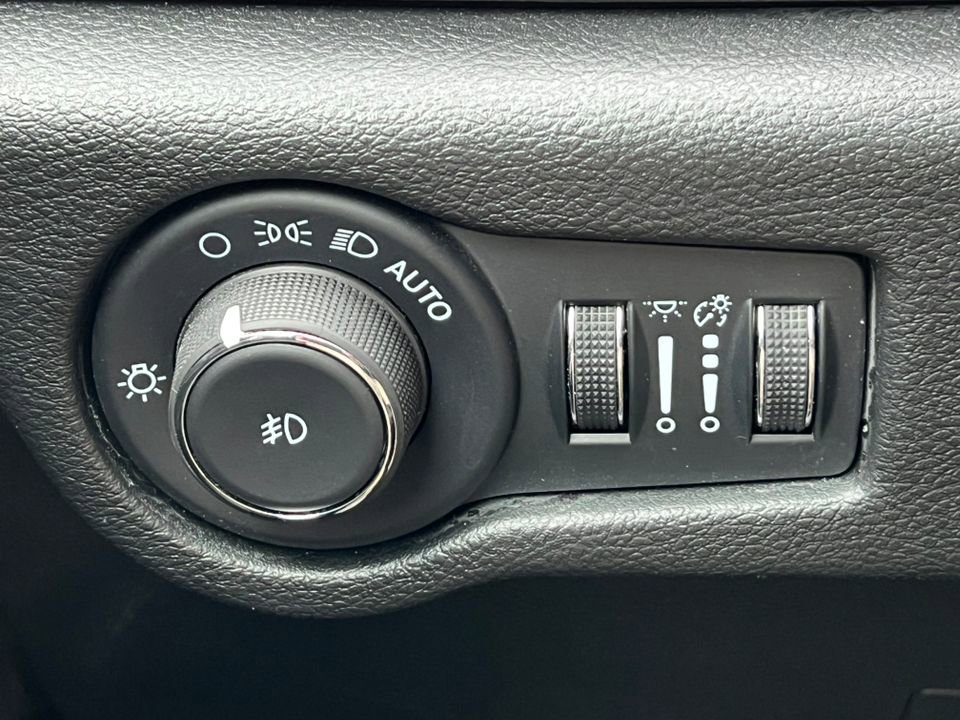 Used 2026 Chrysler Pacifica Select image 17