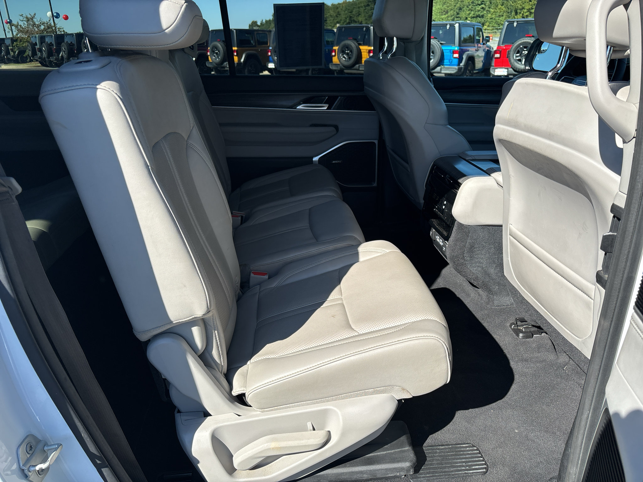 Used 2024 Jeep Wagoneer L Series II RWD image 29