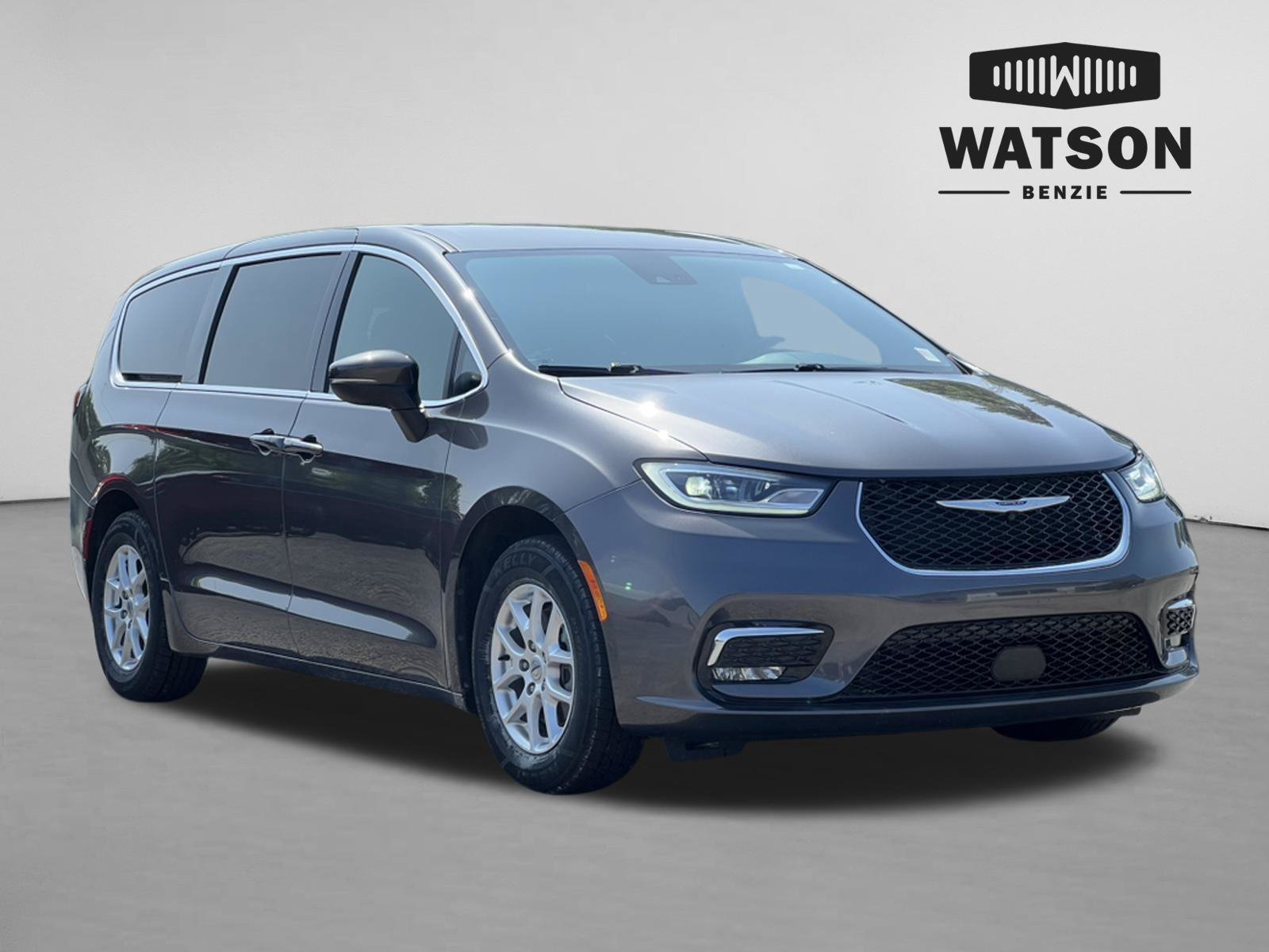 Used 2023 Chrysler Pacifica Touring FWD image 1