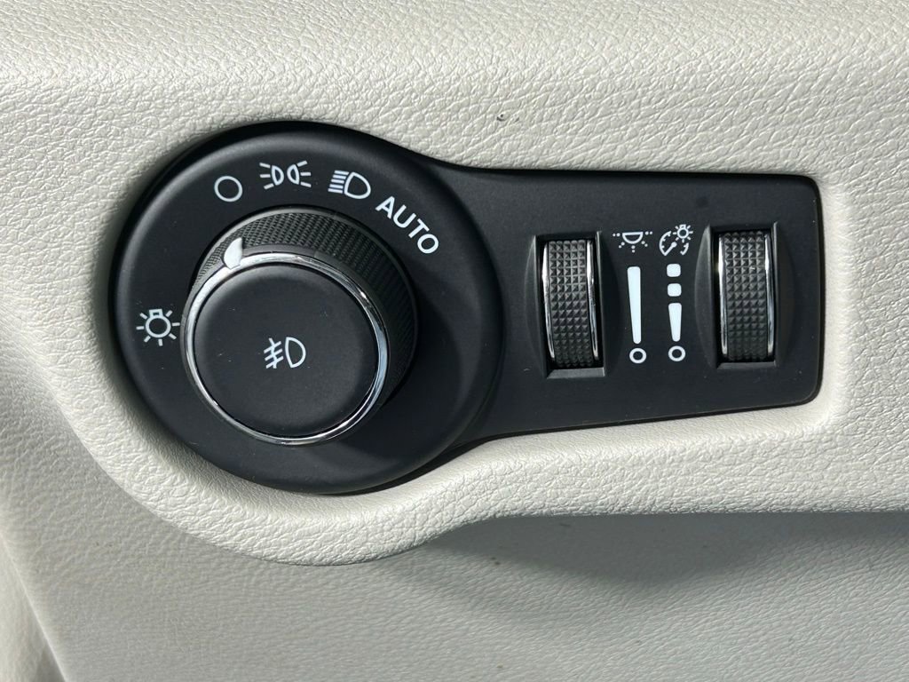 Used 2023 Chrysler Pacifica Limited image 30