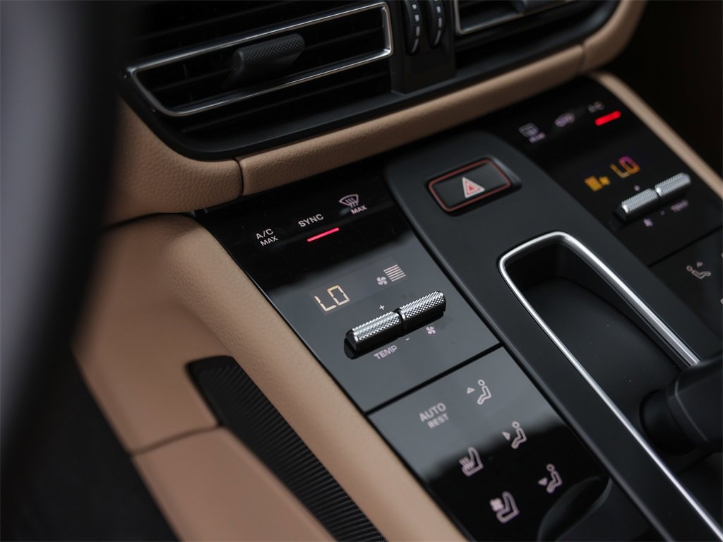 Used 2025 Porsche Macan image 25