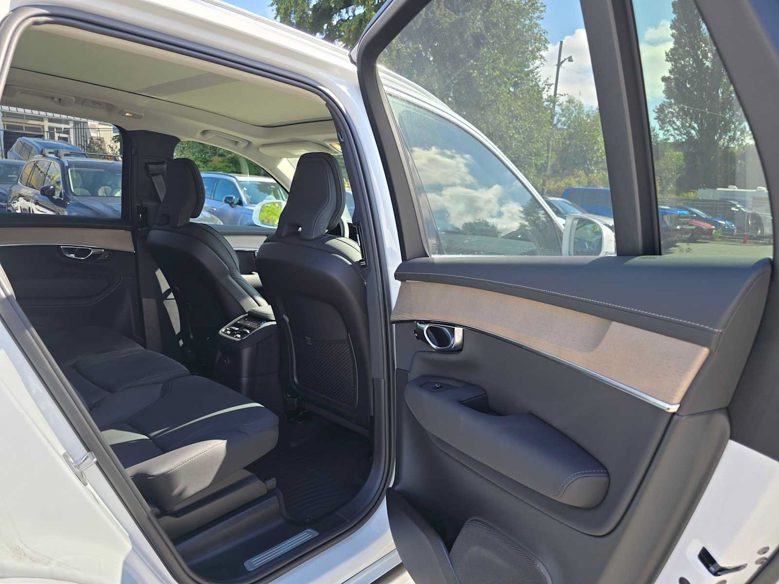 Used 2025 Volvo XC90 T8 Plus w/ Protection Package Premier AWD/4WD image 13