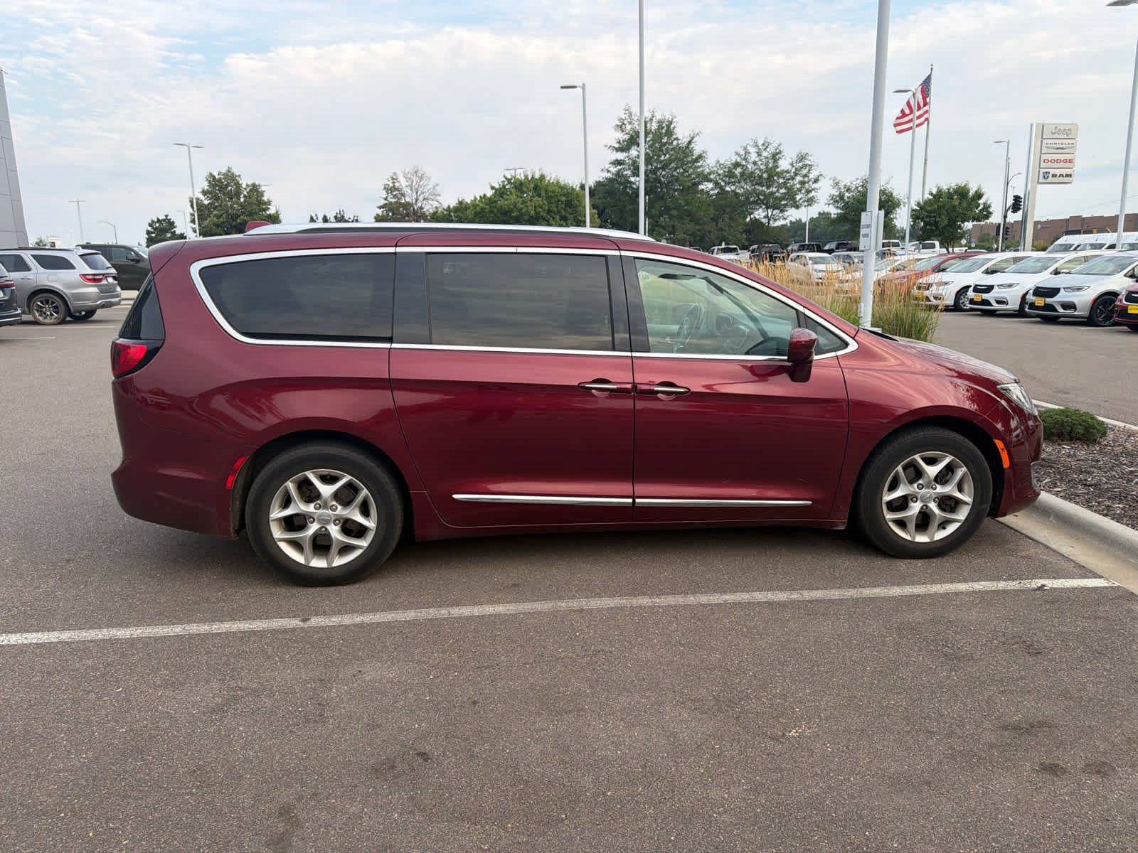 Used 2019 Chrysler Pacifica Touring-L w/ Tire & Wheel Group FWD image 4